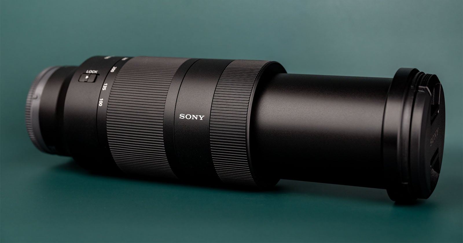 Sony FE 100-400mm F5.6-8 OSS bersama kamera Sony