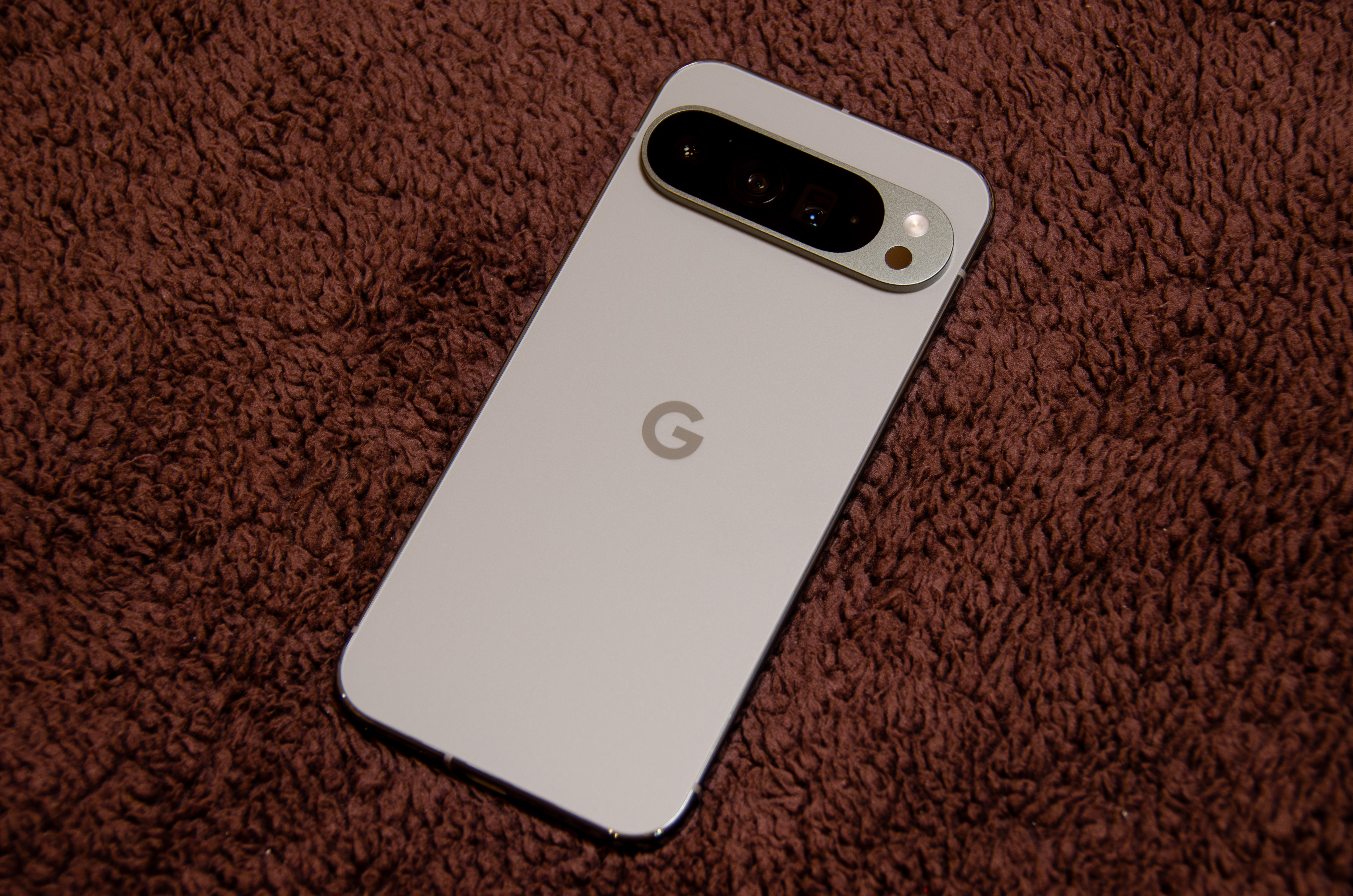 Google Pixel 9 Pro XL — rekaan bar kamera yang menjadi asas HiLight Pixel 11