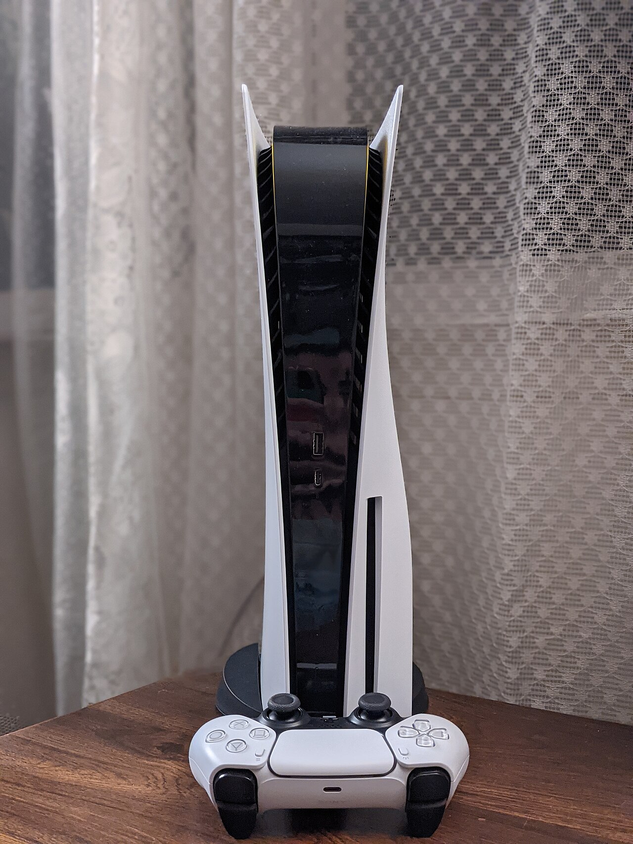 Konsol PlayStation 5 dengan DualSense