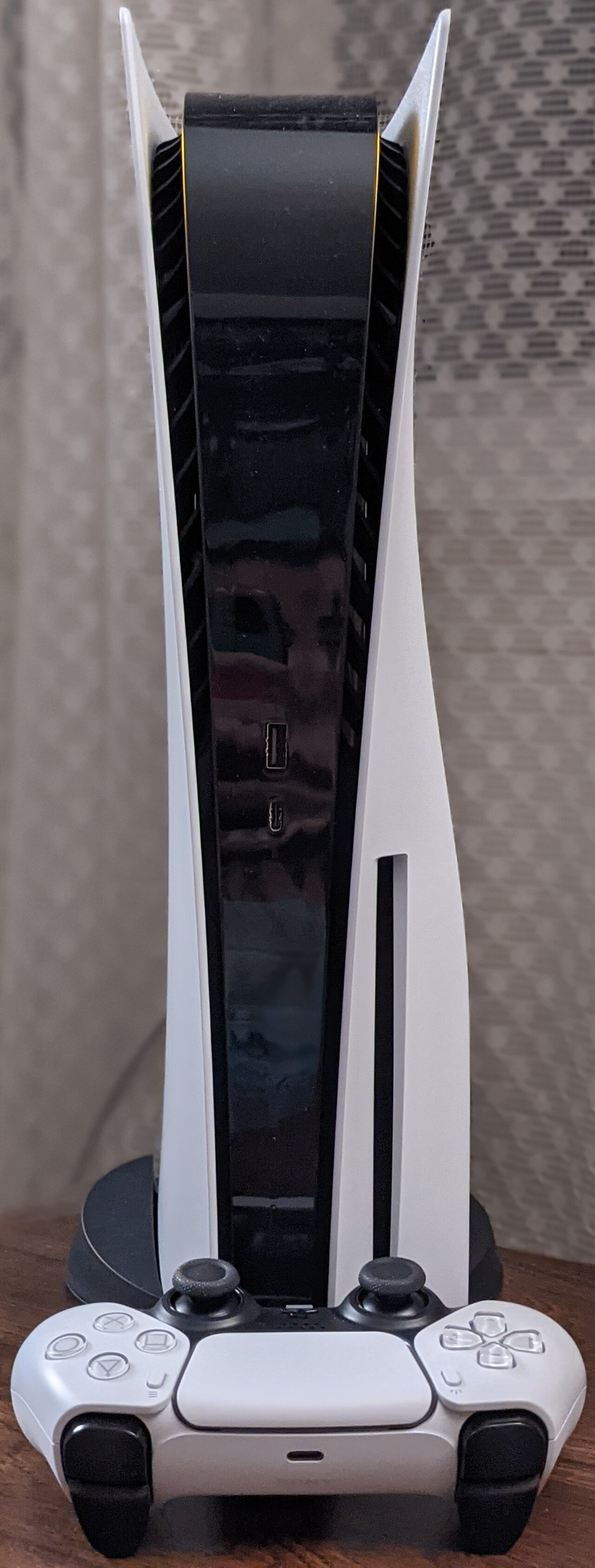 PlayStation 5 berdiri bersama DualSense