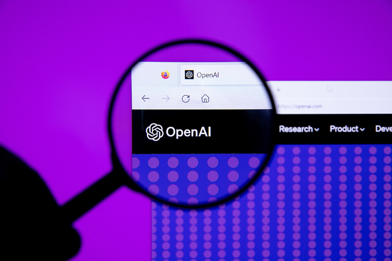 Logo OpenAI dengan kaca pembesar